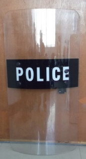 Tarcza przeciwdziałająca zamieszkom Przejrzysty policjant z polikarbonatu Tarcza przeciwdziałająca zamieszkom